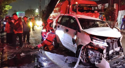 Diduga Pengemudi Mengantuk, Mobil Avanza Terbalik di Perak Barat Surabaya