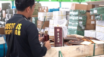 Bea Cukai Tanjung Perak Bongkar Selundupan Miras dan Onderdil Asal China
