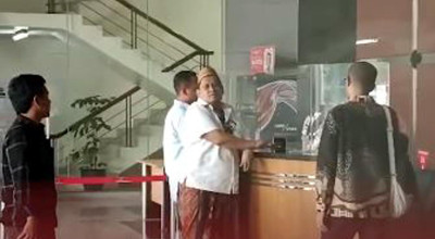 Gaya Nyentrik Haji Her Saat Diperiksa KPK