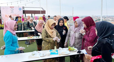 Seru! Ibu-Ibu Sidoarjo Masak Bahan Misteri di Hari Kartini
