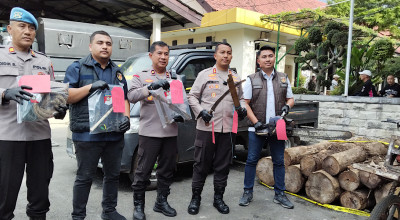 Polres Kediri Bongkar Penebangan Pohon Jati Ilegal di Hutan Kandangan