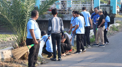 Terapkan WFH, Ribuan ASN Surabaya Tetap 'Turun Gunung' Bersih-Bersih Kali