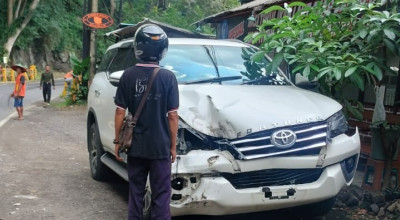 Mobil Tertimpa Batu, Akses Jalan Trenggalek - Ponorogo Ditutup