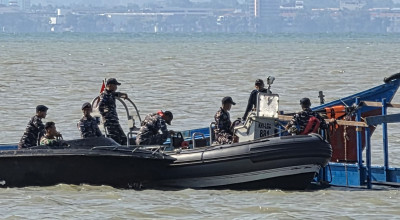 KRI Lumba-Lumba-881 Evakuasi KM Harapan Jaya yang Nyaris Tenggelam