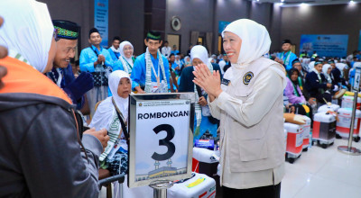 Khofifah Lepas Kloter Pertama Jemaah Haji Embarkasi Surabaya 2026