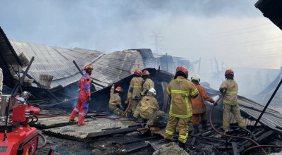Tiga Gudang di Pakal Surabaya Terbakar, Satu Bangunan Roboh