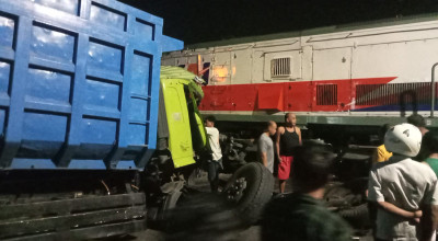 Kereta Api Dhoho Tabrak Dump Truk Bermuatan Pasir di Blitar