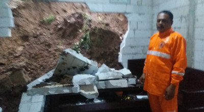 Dinding Rumah Warga di Tulungagung Jebol Tertimpa Material Longsor