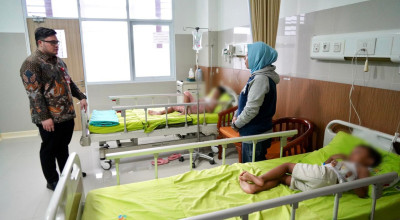 Mas Dhito Jenguk Siswa Diduga Keracunan MBG di Kediri, SPPG Dihentikan Sementara
