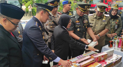 Pemkab Kediri Musnahkan Ribuan Rokok dan Miras Ilegal Hasil Operasi Gabungan