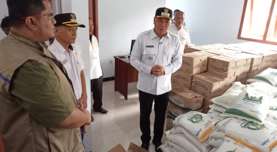 Bupati Tulungagung Salurkan Program Bantuan Pangan Bagi Warga