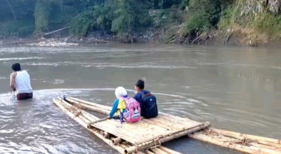 Jembatan Putus, Siswa di Jember Terpaksa Gunakan Rakit untuk Berangkat Sekolah