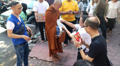 Bikkhu Buddha di Tulungagung Gelar Tradisi Pindapata Jelang Waisak