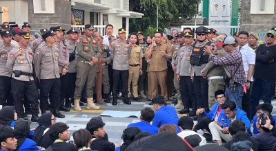 Soroti Pengadaan Mobil Dinas Baru, Mahasiswa di Probolinggo Gelar Unjuk Rasa