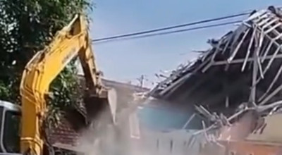 Gagal Bagi Harta Gono-Gini, Rumah di Blitar Dihancurkan