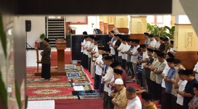 Mbak Vinanda dan Gus Qowim Salat Idul Adha di Balai Kota, Perkuat Kebersamaan