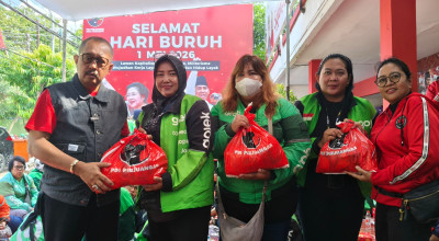 May Day 2026, PDIP Surabaya Bagikan MBG Pada Ojol Perempuan
