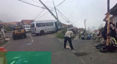 Tabrakan Beruntun di Jalur Bromo, 4 Turis Singapura Dilarikan ke Rumah Sakit
