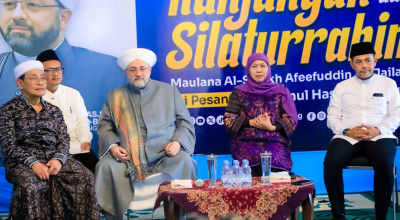 Khofifah Dampingi Sheikh Afeefuddin Kunjungi Ponpes Genggong Probolinggo