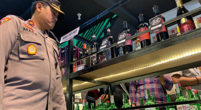 Petugas Gabungan di Tulungagung Razia Toko Penjual Miras