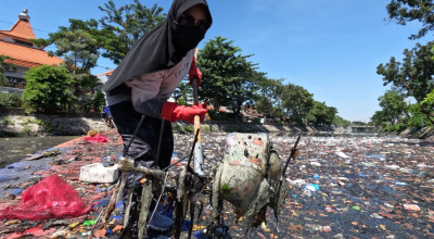 Warga Surabaya Diminta Stop Buang Popok ke Kali Tebu, Ini Bahayanya