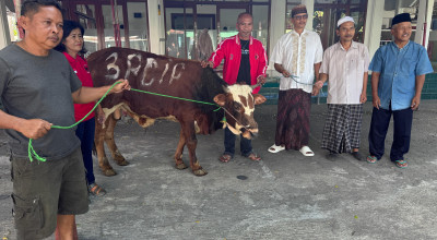 DPC PDIP Tulungagung Sumbang Kurban di Masjid Dekat Makam Kakek Bung Karno