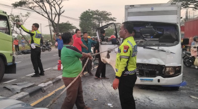Diduga Karena Lalai, Tabrakan Beruntun Libatkan 3 Kendaraan Terjadi di Lamongan