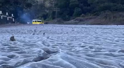 Fenomena Bromo Bersalju Pertama di 2026 Hipnotis Wisatawan