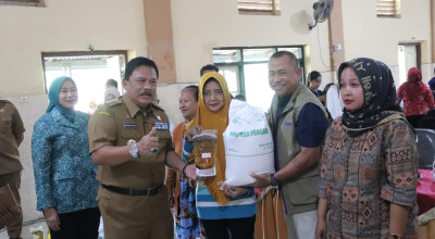 1.104 Warga Begadung Nganjuk Terima Bantuan Pangan, Bulog Pastikan Kualitasnya