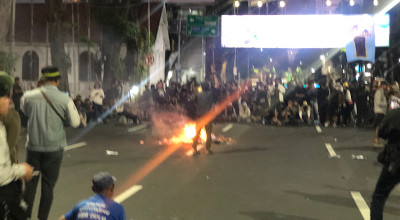Demo Indonesia Sekarat Kepung Grahadi, Massa Soroti MBG Kenaikan Harga BBM
