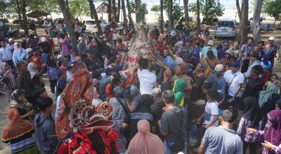 Melihat Tradisi Grebeg Suro di Pantai Gemah Tulungagung