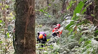 Dua Pendaki Ilegal Semeru Berhasil Dievakuasi, Satu Masih Terjebak di Jurang