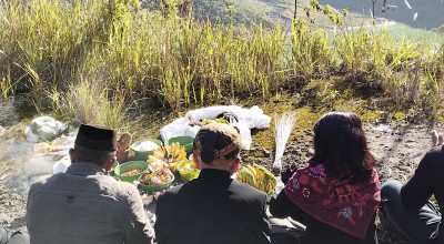 Melihat Tradisi Larung Sesaji Gunung Kelud, Sajikan Hasil Bumi di Kawah