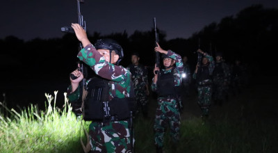 Prajurit Yonif 3 Marinir Asah Ketepatan Menembak Malam di Surabaya