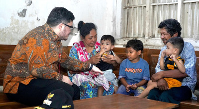 Mas Dhito Berikan Bantuan untuk Menopang Ekonomi Keluarga Nenek Sholikah