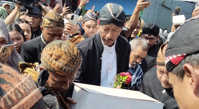 Warga Kandangan Kediri Lestarikan Tradisi Mendhem Golekan di Bulan Suro
