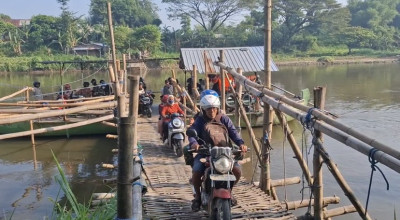 Warga Kediri Serbu Perahu Tambang Imbas Penutupan Jembatan Kaliombo I