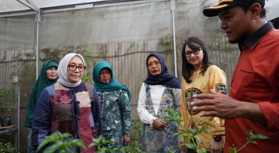 Mbak Cicha Dampingi Menteri PPPA Kunjungi P2L Desa Tertek Kediri