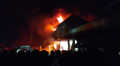 Kebakaran Hebat Landa Pasar Agrobis Babat Lamongan, 10 Stan Pedagang Hangus