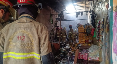 Toko Sembako di Putat Jaya Surabaya Ludes Terbakar, Satu Bangunan Lain Terdampak
