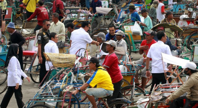 Direksi Petrokimia Gresik Berbagi Berkah dengan Ratusan Abang Becak