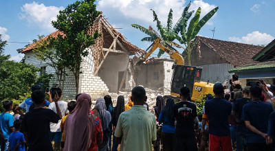 Kecewa Suami Selingkuh, TKW Asal Bojonegoro Ratakan Rumah dengan Alat Berat