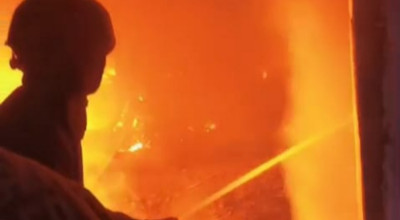 Armada Damkar Terdekat Mogok, Gudang Plastik di Jember Ludes Terbakar