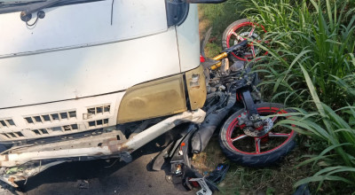 Gagal Bermanuver, Pelajar Lamongan Tewas Tabrak Truk di Tikungan Jalan