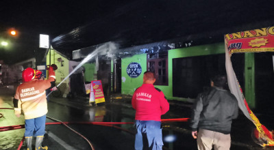 Diduga Korsleting Listrik, Rumah Makan Padang di Tulungagung Ludes Terbakar