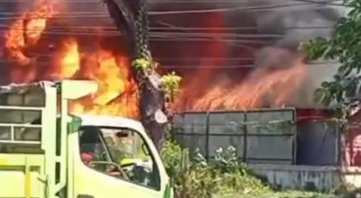Kebakaran Hanguskan Toko Ban dan Pracangan di Jalur Pantura Paiton Probolinggo