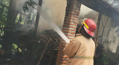 Siswa SDN 3 Krecek Kediri Panik, Api Pembakaran Sampah Nyaris Sambar Ruang Kelas