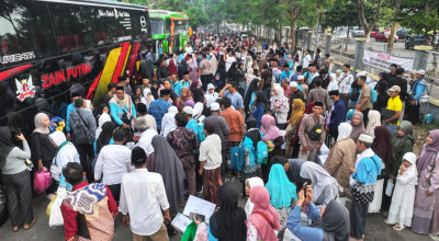 Gus Qowim Sambut Kepulangan Jemaah Haji Kota Kediri, 1 Orang Tertinggal karena Sakit