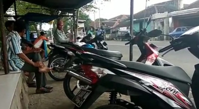 Apes! Antar Maling Motor, Tukang Ojek di Jember Babak Belur Dihajar Warga