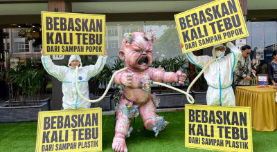 Popok Sekali Pakai Dominasi Sampah Kali Tebu Surabaya